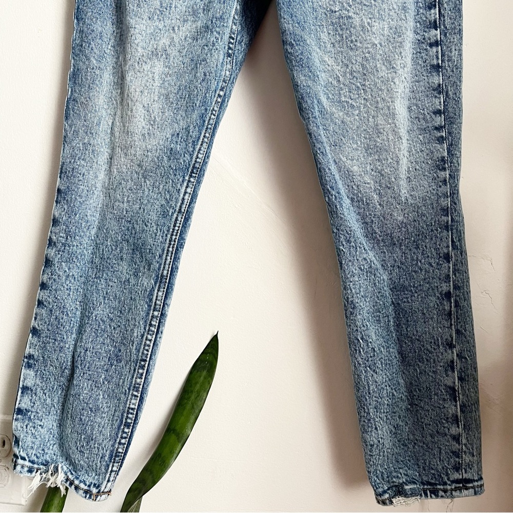Abercrombie & Fitch The Mom High Rise Curve Love Jeans in Acid Wash Blue - Picture 3 of 11
